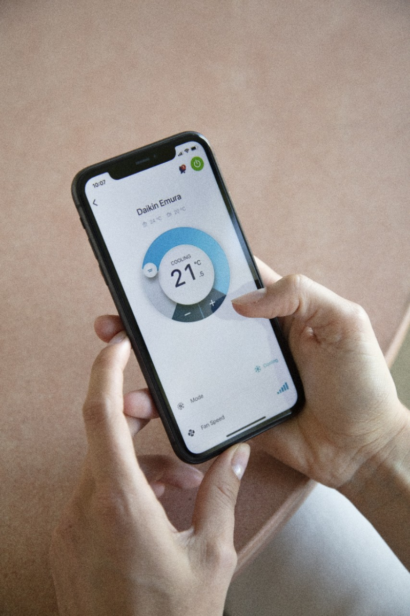 Daikin Onecta-app met de Emura op een telefoon