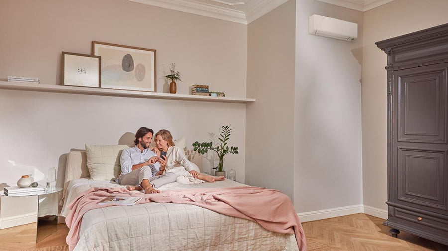 Daikin Perfera binnenunit in een slaapkamer, met twee mensen op het bed