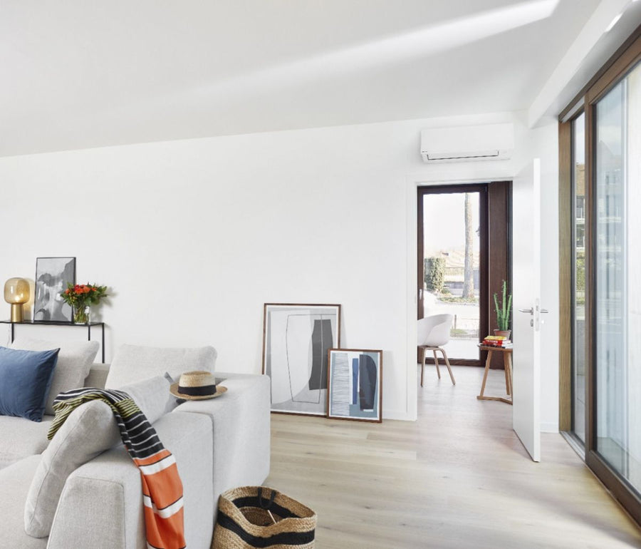 Daikin Sensira binnenunit in een lichte woonkamer