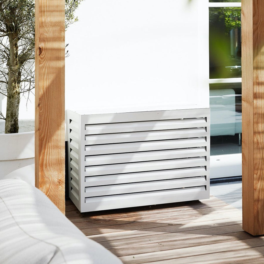 Evolar Cover Small in wit op een houten terras, tussen twee houten palen