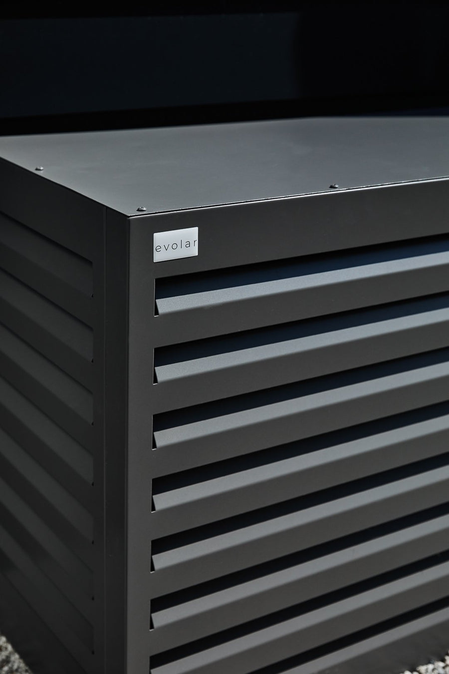 Evolar Cover Small in antraciet, staand in de tuin