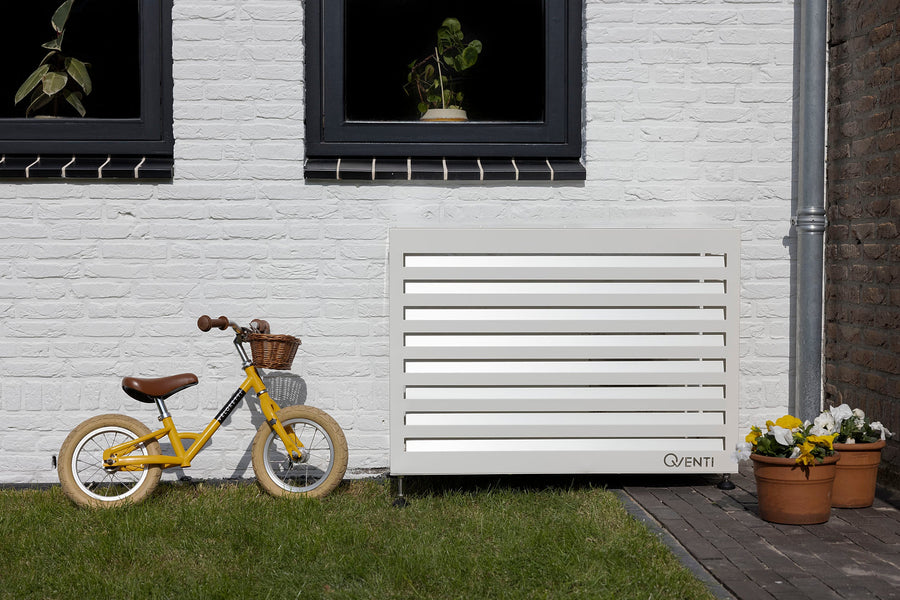 Qventi airco-omkasting 100 in wit, op stelpootjes in de tuin