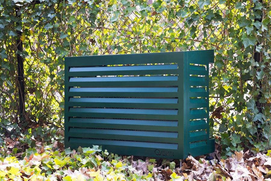 Qventi airco-omkasting 100 in groen, tussen de beplanting