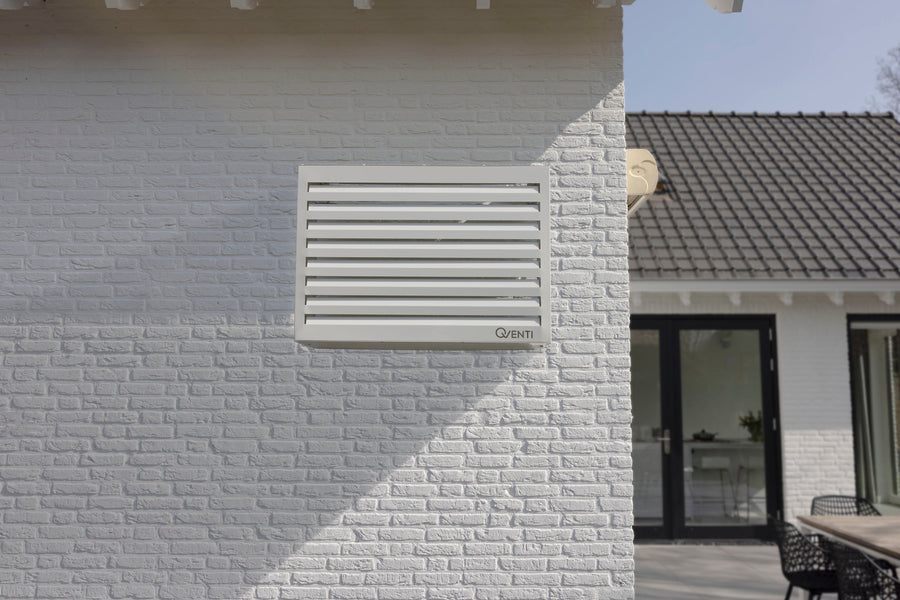 Qventi airco-omkasting in wit, hangend aan een gevel