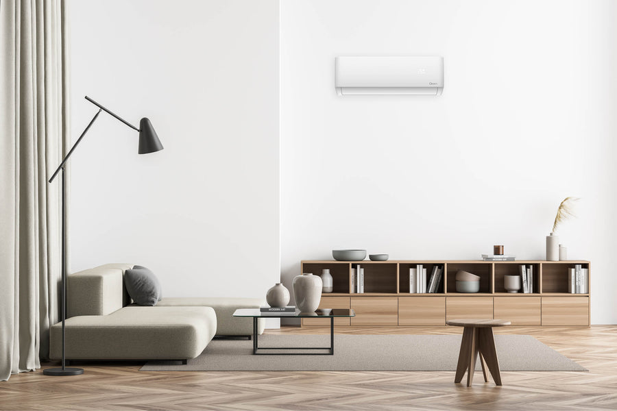 Qventi Matador binnenunit in een lichte woonkamer met houten vloer