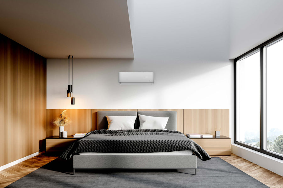 Qventi Matador binnenunit boven het bed in een slaapkamer met houten wand