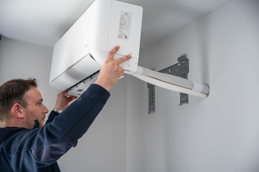 Qventi Matador binnenunit wordt op de muurbeugel gehangen, de leidingen zitten al door de muur